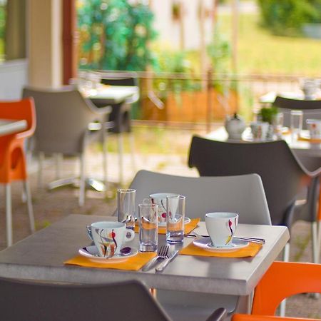 Logis Hotel Restaurant De La Madeleine Commercy Bagian luar foto