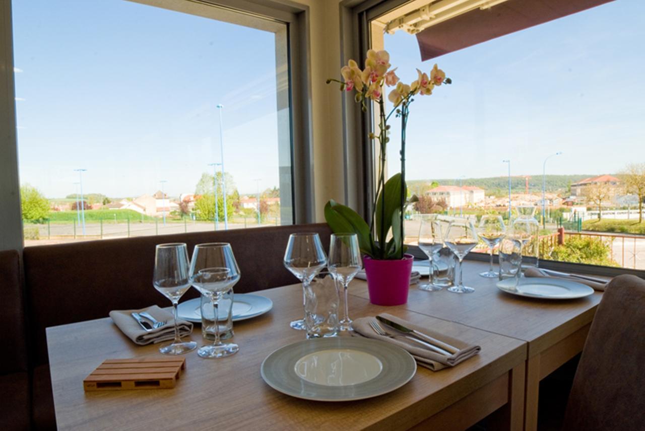 Logis Hotel Restaurant De La Madeleine Commercy Bagian luar foto