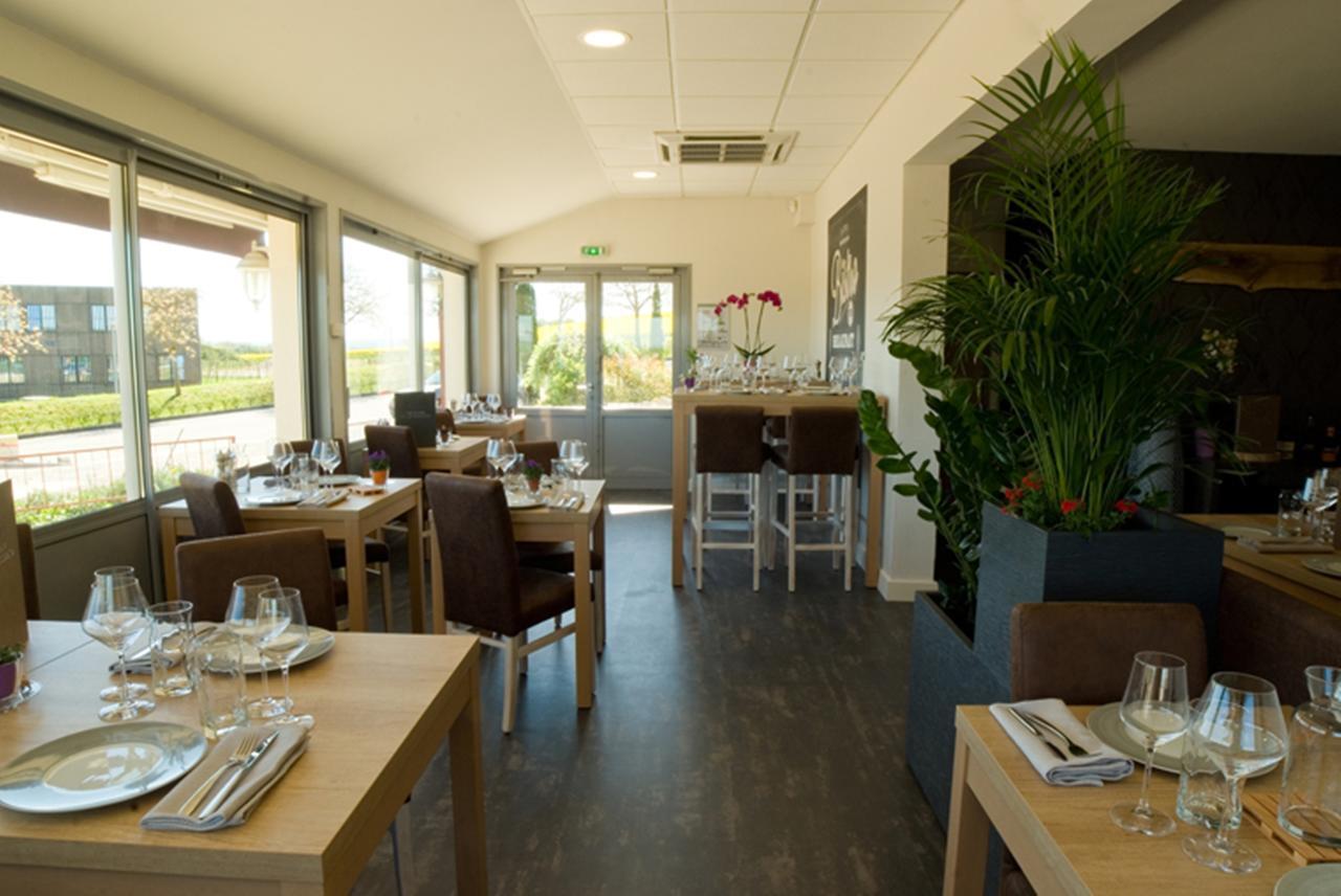 Logis Hotel Restaurant De La Madeleine Commercy Bagian luar foto