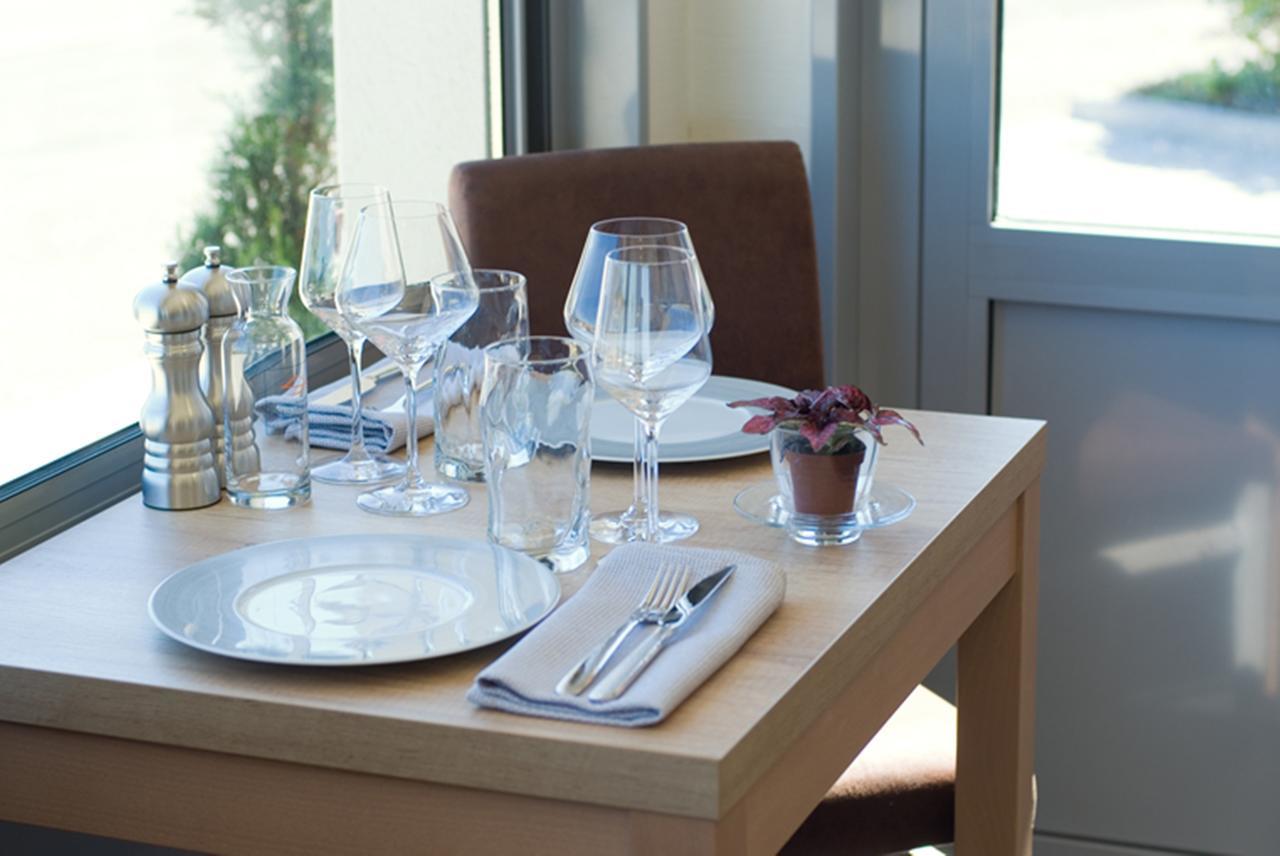 Logis Hotel Restaurant De La Madeleine Commercy Bagian luar foto